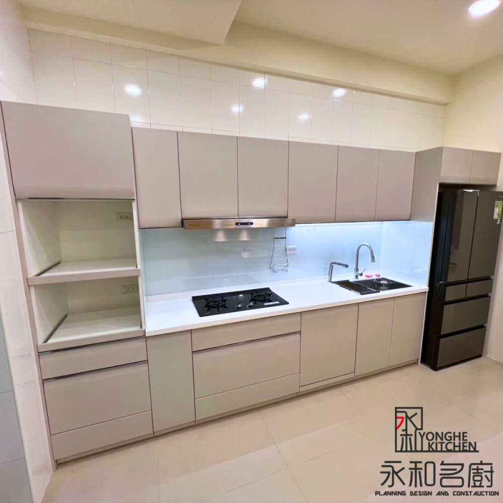 一字型系統廚具 (人造石檯面PS813、T6結晶門ST750-M杏仁白單彎)